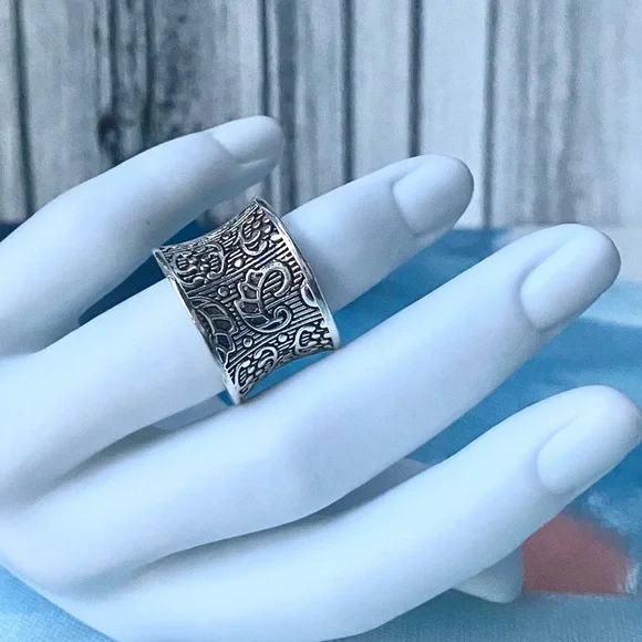 Vintage Chunky Ornate Silver Band Ring with Detailed Scrollwork Size 9.5 - Picture 2 of 4